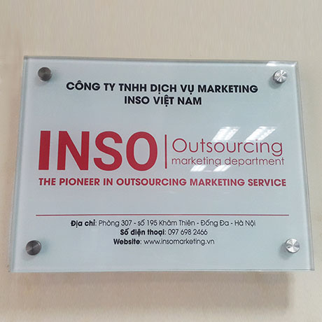 Làm bảng hiệu công ty bằng mica