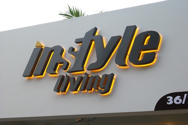 Sử dụng biển hiệu mica chữ nổi