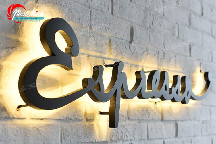 Chữ nổi đèn hắt sáng chân
