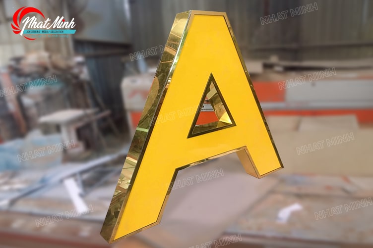 Chữ mica chân alu vàng gương