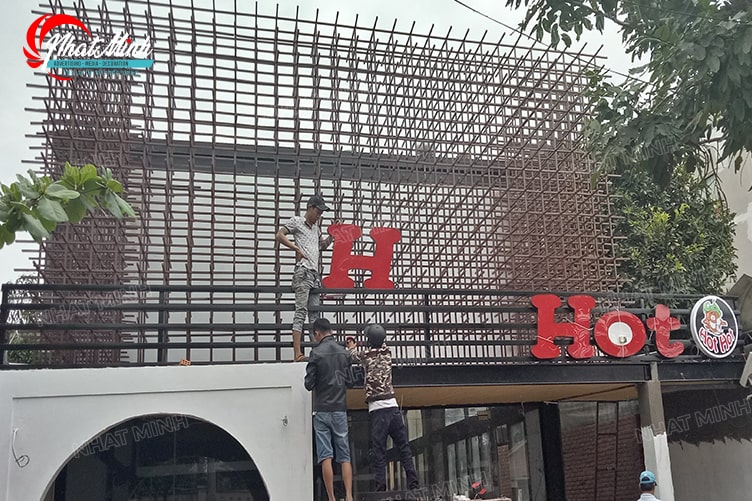 Làm biển quảng cáo Đà Nẵng - Thi công trọn gói giá rẻ 191 thi cong trang tri bien hieu hothot
